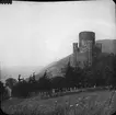 Skioptikonbild med motiv av St.-Martins-Kirche med tillhörande kyrkogård, Oberwesel.
Bilden har förvarats i kartong märkt: Resan 1904. Oberwesel IV