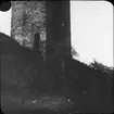 Skioptikonbild med motiv av medeltida torn i Oberwesel, möjligen Burg Stahleck.
Bilden har förvarats i kartong märkt: Resan 1904. Oberwesel II