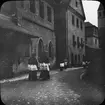 Skioptikonbild med motiv av präster? på gata i Regensburg.
Bilden har förvarats i kartong märkt: Resan 1906 Regensburg. Text på bild: 