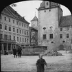 Skioptikonbild med motiv  av Justitiafontänen på Haidplatz i Regensburg.
Bilden har förvarats i kartong märkt: Resan 1906 Regensburg