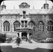 Skioptikonbild med motiv från Universitetet i Oxford.
Bilden har förvarats i kartong märkt: Oxfrod 1906.