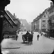 Skioptikonbild med motiv av man med häst och vagn i Nürnberg.
Bilden har förvarats i kartong märkt: Resan 1906. Nürnberg