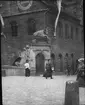 Skioptikonbild med motiv från Nürnberg. Portal med skulptur av oxe.
Bilden har förvarats i kartong märkt: Resan 1906. Nürnberg