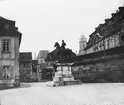 Skioptikonbild med motiv av okänd staty på torg i Bambeg.
Bilden har förvarats i kartong märkt: Resan 1906. Bamberg 8. Text på bild: 