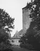 Skioptikonbild med motiv av västra stadsporten i Rothenburg ob der Tauber.
Bilden har förvarats i kartong märkt: Vårresan 1910. Rothenburg XXIX.. Text på bild: 