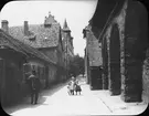 Skioptikonbild med motiv tre små flickor på gata i Nürnberg.
Bilden har förvarats i kartong märkt: Vårresan 1910. Nürnberg XIX.