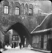 Skioptikonbild med motiv från insidag av stadsmursporten Küter-Tor i Stralsund.
Bilden har förvarats i kartong märkt: Resan 1912. Stralsund. 9. Text på bild: 