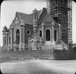 Skioptikonbild med motiv av uppförandet av St. Johannes kyrka i Malmö (1903-1906).
Bilden har förvarats i kartong märkt: Resan 1906. Lund 2. Malmö 3.