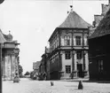 Skioptikonbild med motiv från okänd gata i Lüneburg.
Bilden har förvarats i kartong märkt: Resan 1906. Lüneburg 8.