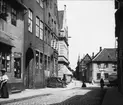 Skioptikonbild med motiv från gata i Lüneburg.
Bilden har förvarats i kartong märkt: Resan 1906. Lüneburg 8.