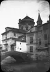 Skioptikonbild med motiv av Basilica de las Angustias vid floden  Rio Gencil i Granada.
Bilden har förvarats i kartong märkt: Resan 1906. Oberwesel V. Text på bild: 