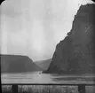 Skioptikonbild med motiv av floden Rhen vid bergen i Oberwesel.
Bilden har förvarats i kartong märkt: Resan 1904. Oberwesel VII.