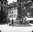 Skioptikonbild med motiv av Kaiserbrunnen, fontän i Konstanz.
Bilden har förvarats i kartong märkt: Konstanz. 1906.