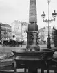 Skioptikonbild med motiv av fontänen utanför katedralen Cathédrale Saint-Étienne de Toulouse.
Bilden har förvarats i kartong märkt: Höstresan 1907. Toulouse 7.No 17 XIII. Text på bild: 