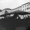 Skioptikonbild med motiv av maknadsstånd på Universitätplatz, Salzburg.
Bilden har förvarats i kartong märkt: Höstresan 1909. Wien 3. Salzburg 6. No 9. Text på bild: 