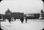 Skioptikonbild med motiv torget vid Hofburg, Wien.
Bilden har förvarats i kartong märkt: Höstresan 1909. Wien 3. Salzburg 6. No 9. Text på bild: 