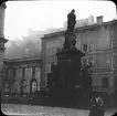 Skioptikonbild med motiv motiv av Mariensäule på Dompltaz i Salzburg.
Bilden har förvarats i kartong märkt: Höstresan 1909. Salzburg 8. No 10. Text på bild: 