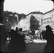 Skioptikonbild med motiv av folkvimmel på torget, Universitätsplatz, Salzburg.
Bilden har förvarats i kartong märkt: Höstresan 1909. Salzburg 8. No 10. Text på bild: 