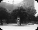 Skioptikonbild med motiv av domkyrkan i Güstrow.
Bilden har förvarats i kartong märkt: Resan 1912. Rostock 4. Güstrow. Text på bild: 