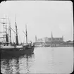 Skioptikonbild med motiv av fartyd i hamn. I bakgrunden syns Kronborg slott.
Bilden har förvarats i kartong märkt: Helsingborg- Helsingör 1903.