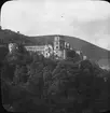 Skioptikonbild med motiv av utsikt över slottet Heidelberger Schloss.
Bilden har förvarats i kartong märkt: Resan 1906. Heidelberg. 8.