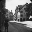 Skioptikonbild med motiv av gata i Konstanz.
Bilden har förvarats i kartong märkt: Resan 1906. Konstanz. 6.