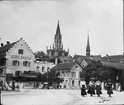 Skioptikonbild med motiv av kinnor på gata i Konstanz med katedralen Konstanzer Münster i bukgrunden.
Bilden har förvarats i kartong märkt: Resan 1906. Konstanz. 6.