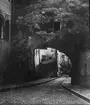 Skioptikonbild med motiv av portal vid brant gränd i Passau.
Bilden har förvarats i kartong märkt: Resan 1906. Passau 3. Salzburg 4.