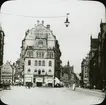 Skioptikonbild med motiv av torg i Nürnberg. Josephsplatz 21.

Bilden har förvarats i kartong märkt: Vårresan 1910 Nürnberg 9. XV.