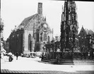 Skioptikonbild med motiv av St. Lorenzkirche, Nürnberg.
Bilden har förvarats i kartong märkt: Vårresan 1910 Nürnberg 9. XV.