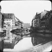 Skioptikonbild med motiv av valvbron Fleischbrücke över floden Pegnitz, Nürnberg.
Bilden har förvarats i kartong märkt: Vårresan 1910 Nürnberg 9. XV.