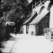 Skioptikonbild med motiv av man på gatan innanför stadsmurarna i Rothenburg.
Bilden har förvarats i kartong märkt: Vårresan 1910. Rothenburg. XXVIII. Text på bild: 