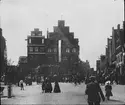 Skioptikonbild med motiv av folkvimmel på torget am Sande i Lüneburg.
Bilden har förvarats i kartong märkt: Resan 1906. Lüneburg 8.