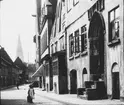 Skioptikonbild med motiv liten flicka på gata i Lüneburg , med tornet på katedralen i bakgrunden.
Bilden har förvarats i kartong märkt: Resan 1906. Lüneburg 8.