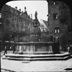 Skioptikonbild med motiv av Der tugendbrunnen, fontän i Nürnberg.
Bilden har förvarats i kartong märkt: Vårresan 1910. Nürnberg 9. XVI. Text på bild: 