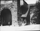 Skioptikonbild med motiv från Rothenburg ob der Tauber. Man på trappa till stadsmuren?
Bilden har förvarats i kartong märkt: Vårresan 1910. Rothenburg. XXX. Text på bild: 