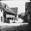 Skioptikonbild med motiv av gata/ gränd i Rothenburg ob der Tauber.
Bilden har förvarats i kartong märkt: Vårresan 1910. Rothenburg. XXX.