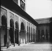 Skioptikonbild med motiv från lejongården i palatset Alhambra, Grandada.
Bilden har förvarats i kartong märkt: Höstresan 1910. Alhambra. N: 19