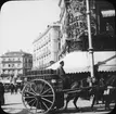 Skioptikonbild med motiv av torgmarknad på Puerta del Sol, Madrid.
Bilden har förvarats i kartong märkt: Höstresan 1910. Madrid 8. N:3. Text på bild: 