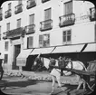 Skioptikonbild med motiv från gata i Madrid.
Bilden har förvarats i kartong märkt: Höstresan 1910. Madrid 8. N:3