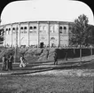 Skioptikonbild med motiv av tjurfäktningsarenan Plaza De Toros, Granada.
Bilden har förvarats i kartong märkt: Granada 1910. Granada. N:12. Text på bild: 