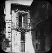 Skioptikonbild med motiv av Antigua Casa de Cabildos, Granada.
Bilden har förvarats i kartong märkt: Granada 1910. Granada 9. N:8. Text på bild: 