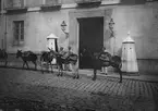 Skioptikonbild med motiv av Capitana General, Granada. Soldater med åsnor vid porten.
Bilden har förvarats i kartong märkt: Granada 1910. Granada 9. N:8. Text på bild: 