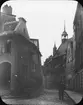 Skioptikonbild med motiv från gata vid St. Johannis kloster, Stralsund.
Bilden har förvarats i kartong märkt: Resan 1912. Stralsund. Text på bild: 