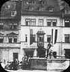 Skioptikonbild med motiv av Donndorf Brunnen, Weimar.
Bilden har förvarats i kartong märkt: Vårresan 1910. Weimar 3. Meiningen 3. IV. Text på bild: 