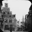 Skioptikonbild med motiv från gatan Grosse Wasserstrasse i Rostock.
Bilden har förvarats i kartong märkt: Resan 1912. Rostock. Text på bild: 