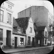 Skioptikonbild med motiv från gatan Grubenstrasse i Rostock.
Bilden har förvarats i kartong märkt: Resan 1912. Rostock. Text på bild: 