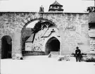 Skioptikonbild med motiv av man vis Spitalthor, port i stadsmurn, Rothenburtg.
Bilden har förvarats i kartong märkt: Vårresan 1910. Rothenburg. XXIII. Text på bild: 