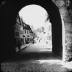 Skioptikonbild med motiv av gata i Rothenburg.
Bilden har förvarats i kartong märkt: Vårresan 1910. Rothenburg. XXVI. Text på bild: 