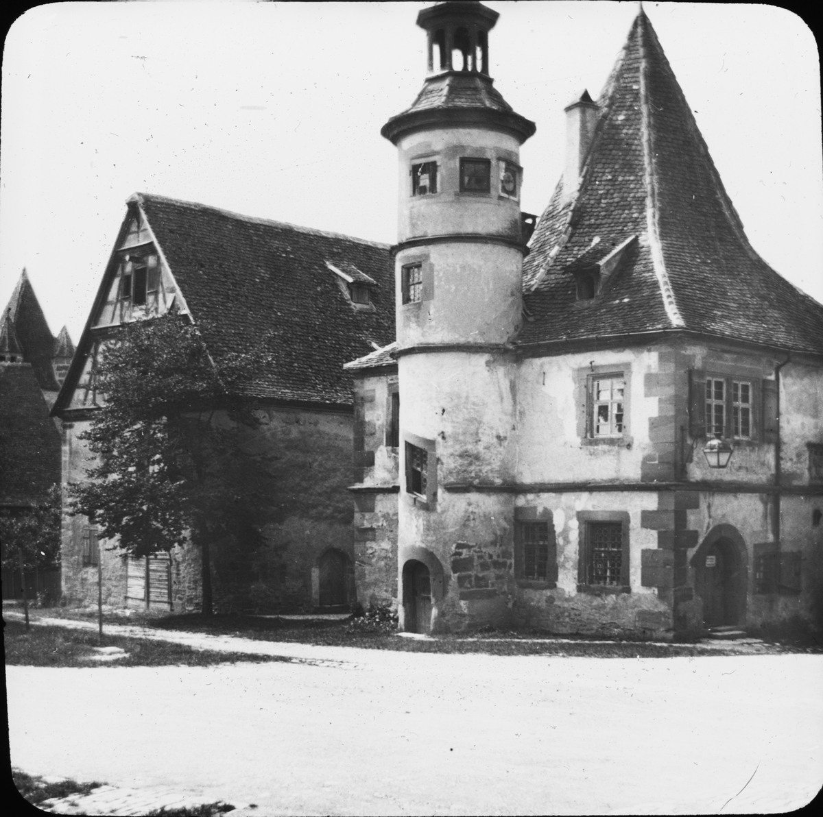 Skioptikonbild med motiv av tornhus i Rothenburg.
Bilden har förvarats i kartong märkt: Vårresan 1910. Rothenburg. XXVI. Text på bild: "Spital".